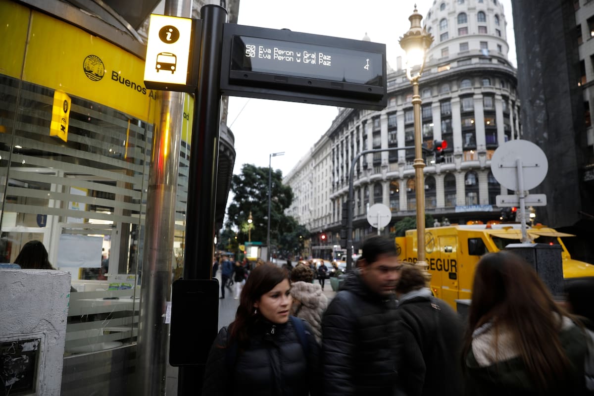 Tótem cercano a paradas de colectivo con información predictiva