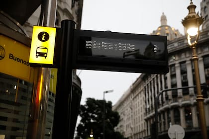 Tótem cercano a paradas de colectivo con información predictiva