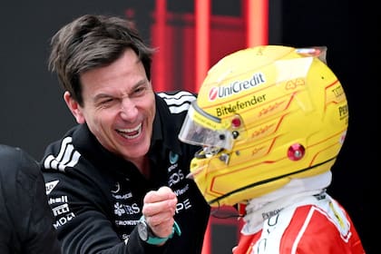 Toto Wolff está feliz y en China se dio el lujo de ver un podio con actualidad y nostalgia: además de sus pilotos, Lewis Hamilton, ex piloto de Mercedes, completó el podio con Ferrari.