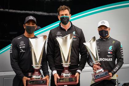 Toto Wolff, flanqueado por los pilotos Lewis Hamilton y Valtteri Bottas; el austríaco diseñó la estructura para que Mercedes domine la era híbrida de la Fórmula 1