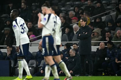Tottenham no encuentra el rumbo; detrás, el cuestionado entrenador Thomas Frank
