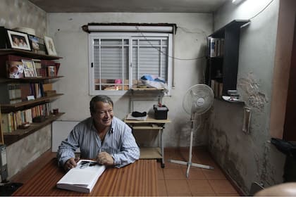 Toty Flores, en su casa del barrio "La Juanita" en La Matanza