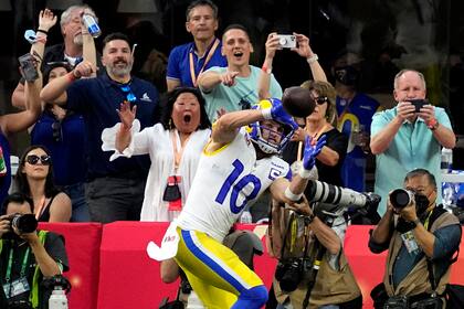 Touchdown de Los Angeles Rams: Cooper Kupp (10) recibe el pase y suma para la franquicia angelina