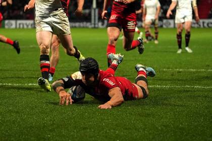 Toulouse, el último campeón, que arrancó con una aplastante goleada sobre Ulster por 61-21; Santiago Chocobares apoyó uno de los tries
