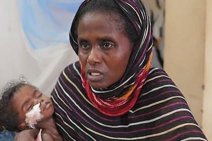 Touma con su hija de tres años, Masajed. La vida de la madre y su familia fue devastada por la guerra civil en Sudán.