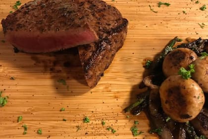 Tounedos Eduardo VII o lomo en paquetito con champiñones y jamón.