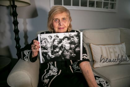 Tova Friedman, de 85 años, muestra en su brazo izquierdo el número que los nazis le tatuaron estando en el campo de concentración Auschwitz, en Polonia, en Morristown, Nueva Jersey, el lunes 13 de marzo de 2023.