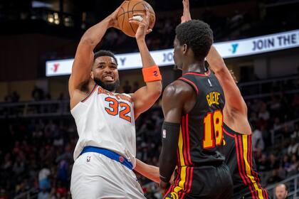 Towns anota 30 y Knicks superan 121-105 a Hawks que esperan regreso de Brunson