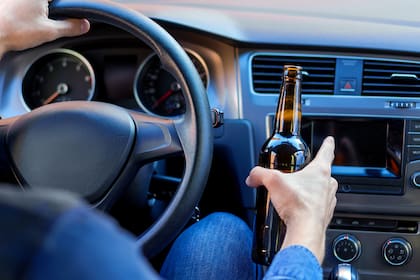 Tóxico. El alcohol es un compuesto químico orgánico, que se caracteriza por ser una sustancia psicoactiva, depresora del sistema nervioso central