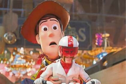 Toy Story 4: Duque Caboom (al que el actor le pone su voz) es un juguete que oculta su temor ante las proezas físicas que debe realizar y por las que es famoso