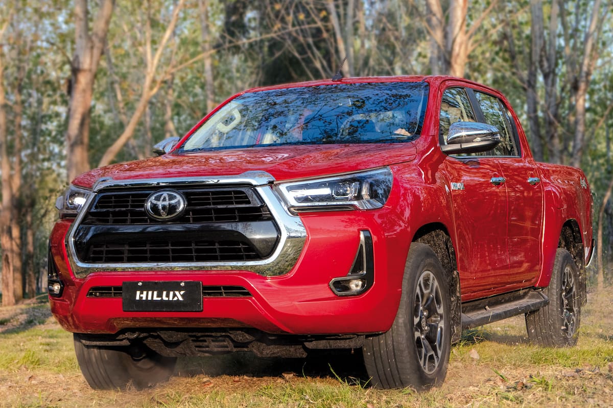 Toyota apela para la creación de sus nombres a la combinación de palabras. En el caso de la pick up, "high" y "luxury", en inglés