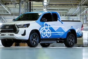 Toyota empezó a producir una Hilux a hidrógeno que se comercializará en Inglaterra