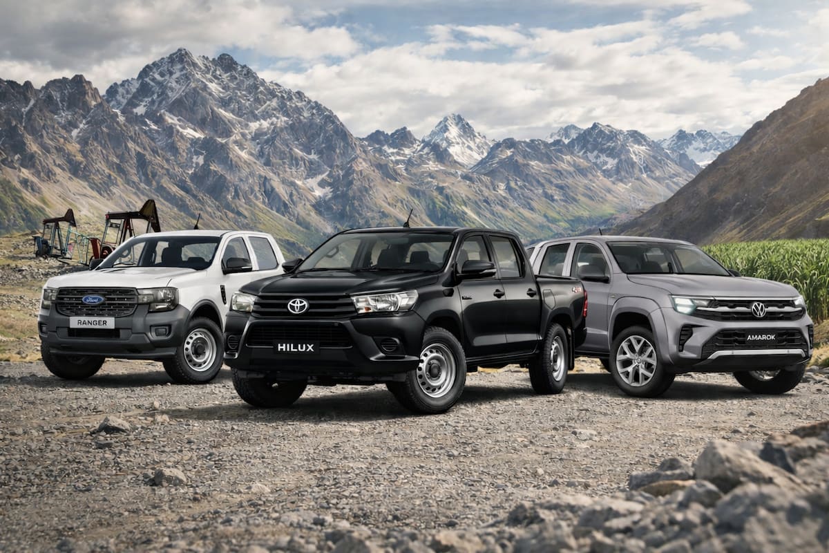Toyota Hilux, Volkswagen Amarok y Ford Ranger: la comparación entre cada versión base de las pickups más elegidas (imagen generada con Inteligencia Artificial)