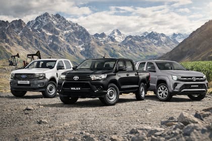 Toyota Hilux, Volkswagen Amarok y Ford Ranger: la comparación entre cada versión base de las pickups más elegidas (imagen generada con Inteligencia Artificial)