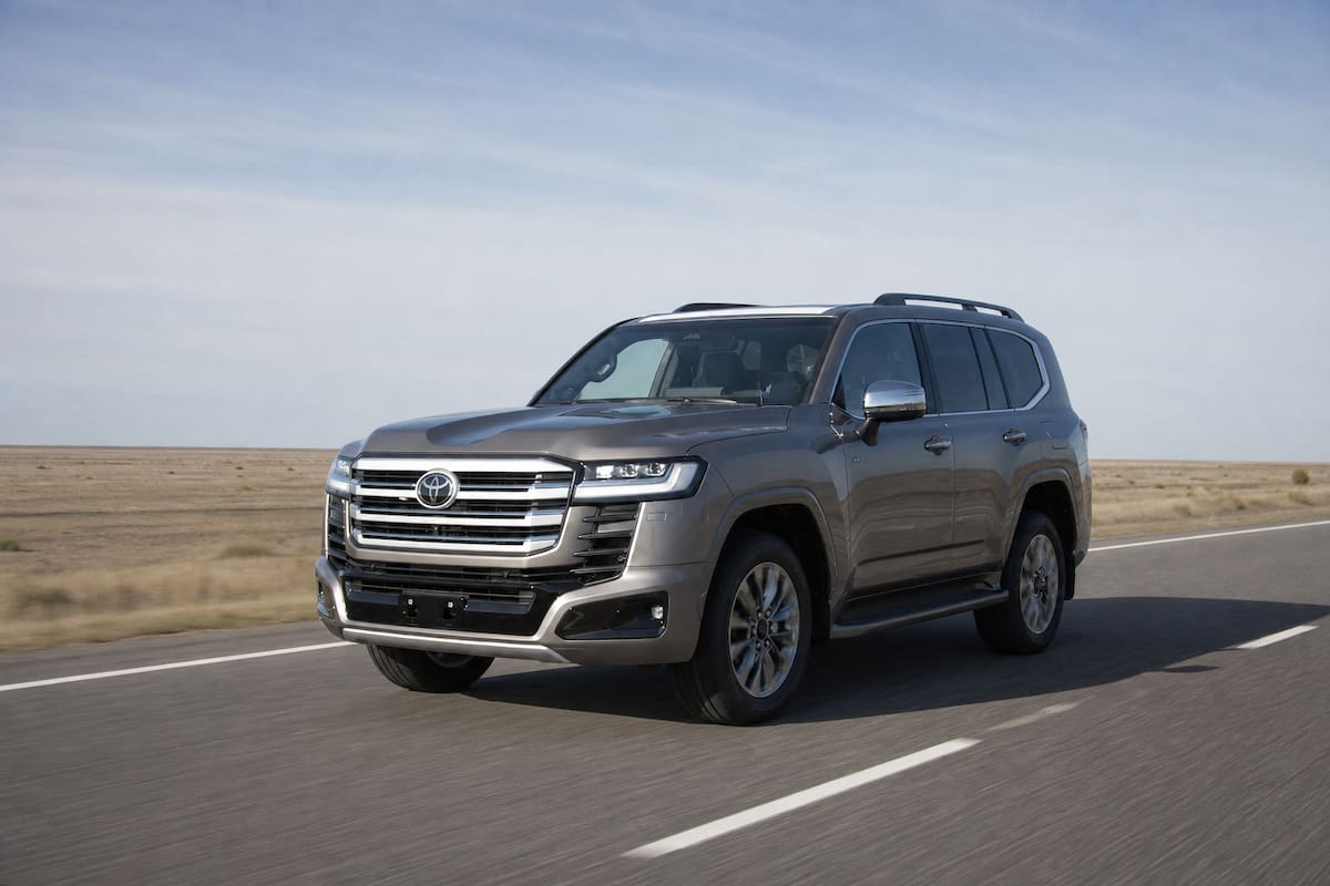 Toyota presentó la actualización del Land Cruiser 300 con las versiones VX HEV y GR-S