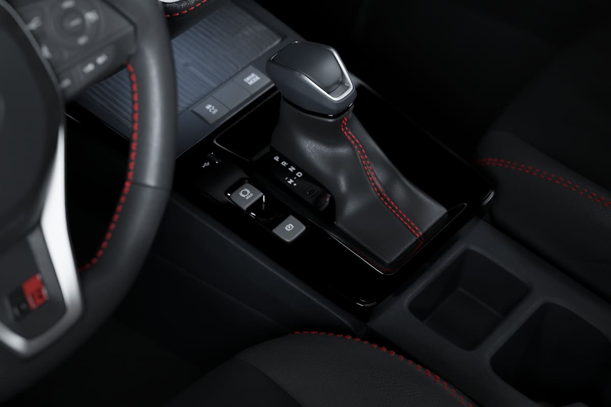 Toyota trabaja en un sistema de control que trabaja junto con una caja manual simulada compuesta por un pedal de embrague y un dispositivo de cambio de marchas