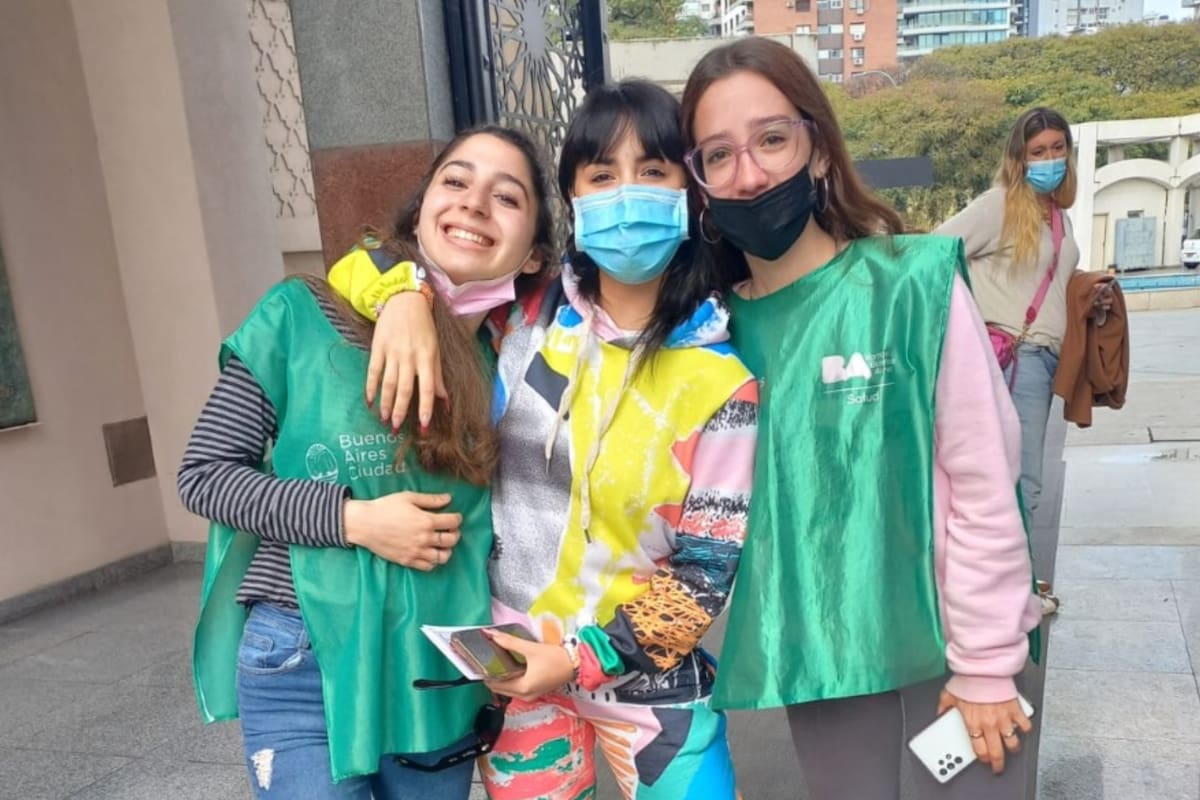 Trabaja en un vacunatorio, se cruzó a Lali Espósito y el encuentro se hizo viral: “El carnet está escrito por mí” (Foto: Twitter @G_Melina_)