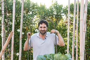 Trabajaba en una petrolera y ahora comparte su vocación por las plantas en YouTube