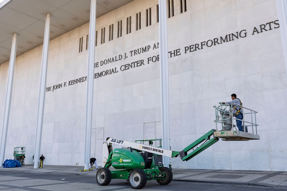 Trabajadores agregan el nombre del presidente Donald Trump al Centro Conmemorativo John F. Kennedy para las Artes Escénicas (Archivo)