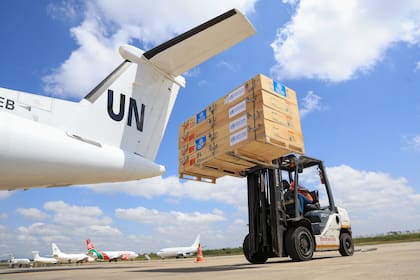Trabajadores cargan suministros de emergencia de la Organización Mundial de la Salud en un avión de Naciones Unidas que se dirige a la República Democrática del Congo para combatir un brote de ébola, el miércoles 20 de mayo de 2026, en Nairobi, Kenia