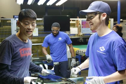 Trabajadores chinos y norteamericanos conviven no sin dificultades en una fábrica de vidrio en Dayton, Ohio adquirida por un multimillonario chino, en el documental American Factory, que acaba de estrenar Netflix