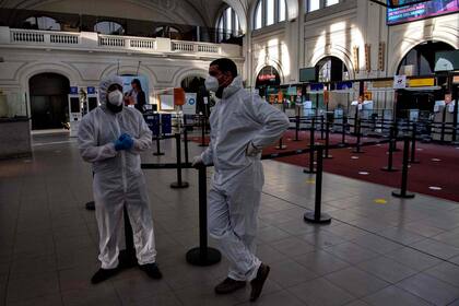 Trabajadores con equipos de protección en el puerto de Montevideo, Uruguay