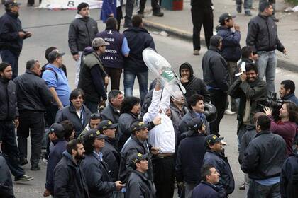 Los manifestantes le sacaron uno de los escudos a uno de los gendarmes que resultó herido