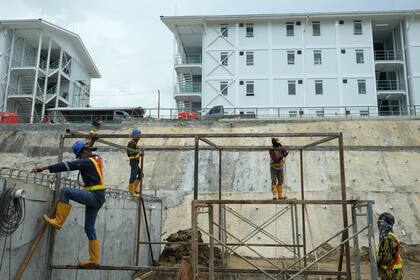 Trabajadores construyen una estructura metálica en el sitio de la nueva ciudad capital en Penajam Paser Utara, Kalimantan Oriental, Indonesia, el 8 de marzo de 2023. (AP/Achmad Ibrahim)