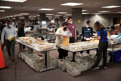 Trabajadores cuentan los votos ausentes el 4 de noviembre de 2020 en Milwaukee, Wisconsin