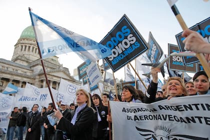 Trabajadores de Aerolineas Argentinas se manifestaron fuera del Congreso a favor de la estatizacion de la empresa el 3 de septiembre de 2008