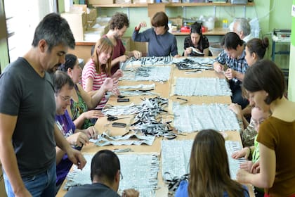Trabajadores de Alpad confeccionando las prendas de Biótico, la marca que recupera sachets de leche, emboltorios de galletitas y descartes industriales