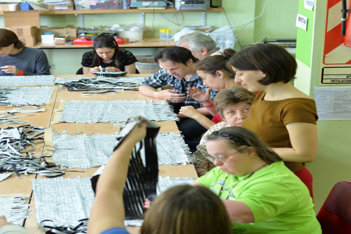Modelo de Biótico, la marca que confecciona vestidos de alta costura y accesorios a través de la recuperación de residuos y descartes industriales