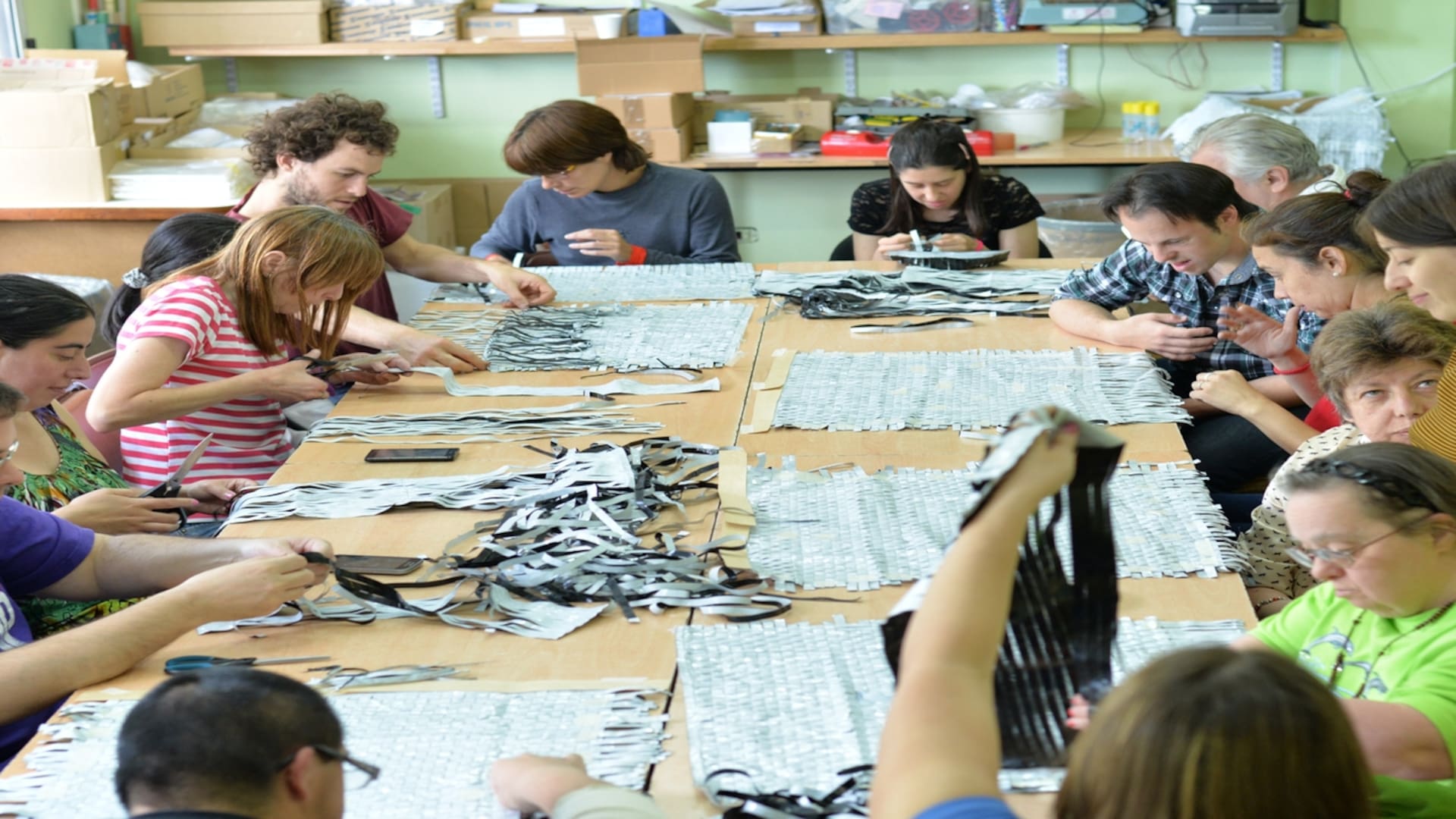 Modelo de Biótico, la marca que confecciona vestidos de alta costura y accesorios a través de la recuperación de residuos y descartes industriales