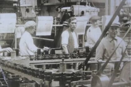 Trabajadores de Bieckert en la planta de Llavallol, que llegó a tener unos 2000 empleados