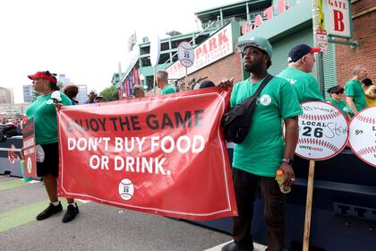 Trabajadores de cerveza y alimentos, en huelga en Fenway Park durante serie Dodgers-Medias Rojas