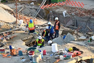 Al menos 6 muertos y casi 50 personas atrapadas tras un derrumbe