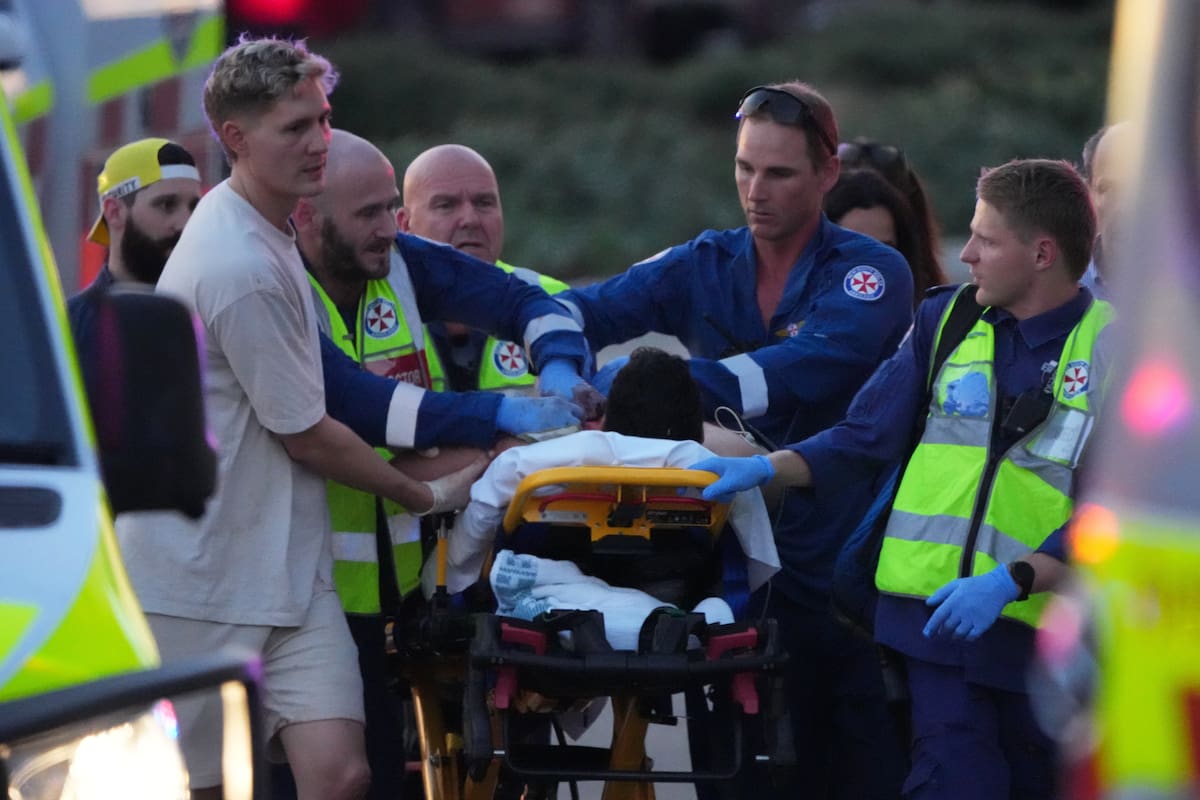 Trabajadores de emergencia trasladan a una de las personas heridas en Bondi Beach