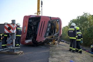Mueren 12 personas en un choque de autobús en Hungría, según la policía