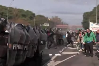 Trabajadores de INTI cortaron la General Paz y la policía los desalojó