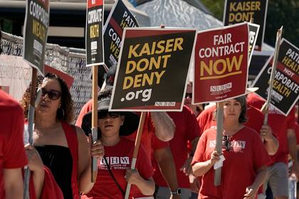 Trabajadores de Kaiser Permanente protestan en el exterior de un hospital durante una huelga en la sección Panorama City de Los Ángeles, el miércoles 4 de octubre de 2023. (AP Photo/Richard Vogel)