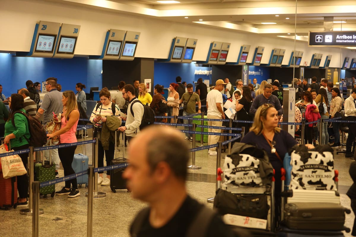 Trabajadores de la Administración Nacional de Aviación Civil (ANAC) realizarán este lunes asambleas en todos los aeropuertos del país