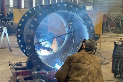 Trabajadores de la fábrica de NH Construcciones, en Berazategui