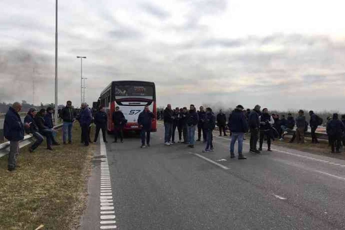 Trabajadores de la línea 57 cortaron ayer la autopista del Oeste en reclamo de medidas de seguridad