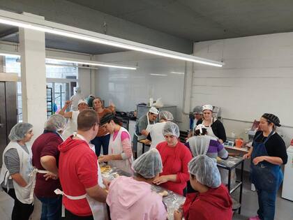 Trabajadores de la panadería Dignidad Chivilcoy durante una jornada de producción