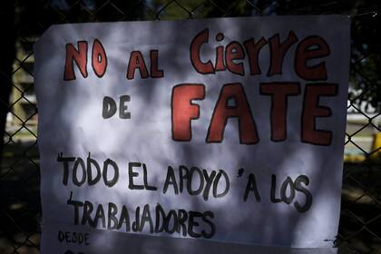 Trabajadores de la planta de Fate colgaron un cartel en las inmediaciones del predio de la fabrica pidiendo por el resguardo de sus puestos de trabajo durante la conciliacion obligatoria dictada por el Ministerio de Trabajo