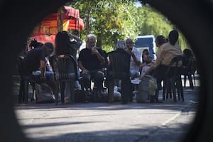 Trabajadores de la planta de Fate permanecen dentro del predio de la fabrica en resguardo de sus puestos de trabajo durante la conciliacion obligatoria dictada por el Ministerio de Trabajo.