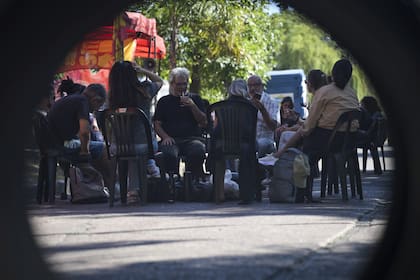 Trabajadores de la planta de Fate permanecen dentro del predio de la fabrica en resguardo de sus puestos de trabajo durante la conciliacion obligatoria dictada por el Ministerio de Trabajo.