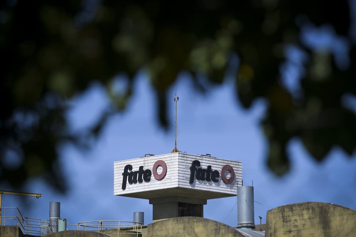 Trabajadores de la planta de Fate permanecen dentro del predio de la fabrica en resguardo de sus puestos de trabajo durante la conciliacion obligatoria dictada por el Ministerio de Trabajo.