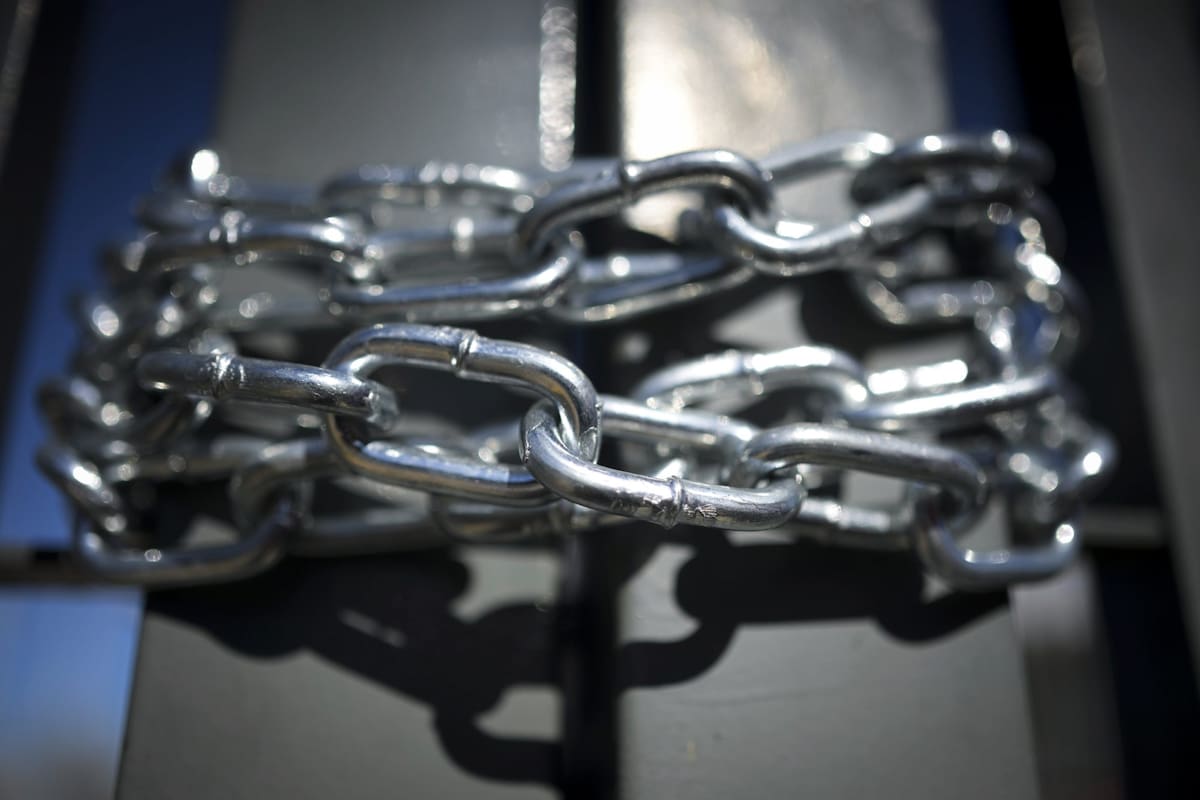 Trabajadores de la planta de Fate permanecen dentro del predio de la fabrica en resguardo de sus puestos de trabajo durante la conciliacion obligatoria dictada por el Ministerio de Trabajo.