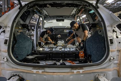 Trabajadores de la planta de Great Wall Motor en Iracemapolis, Brasil (Victor Moriyama/The New York Times)